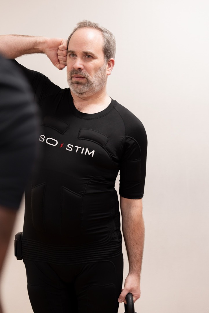 Personne active en combinaison EMS, renforcement musculaire sans impact pour préserver les articulations