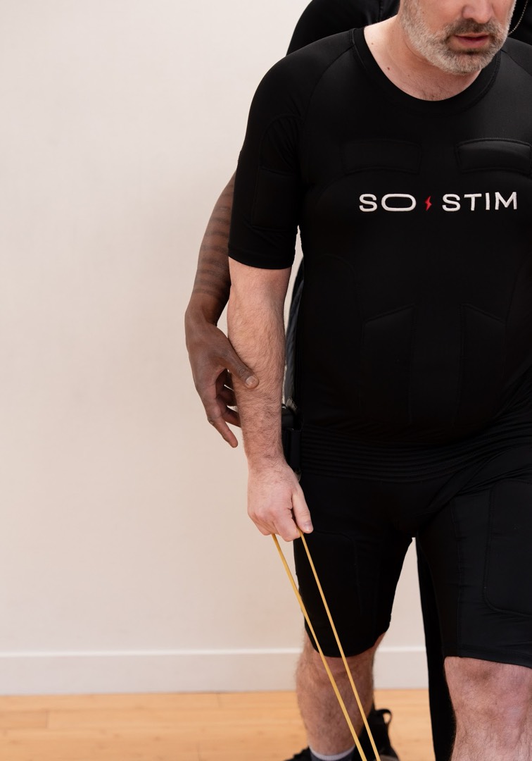 Gros plan d'une combinaison EMS SO STIM équipée d'électrodes lors d'une séance d'électrostimulation