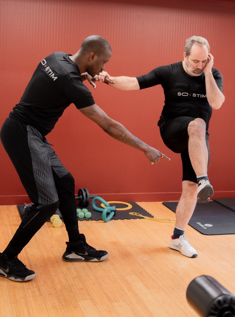 Reprise du sport accompagnée par un coach en séance EMS, intensité réglée en douceur