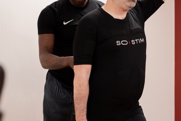 Renforcement avec kettlebell en combinaison EMS