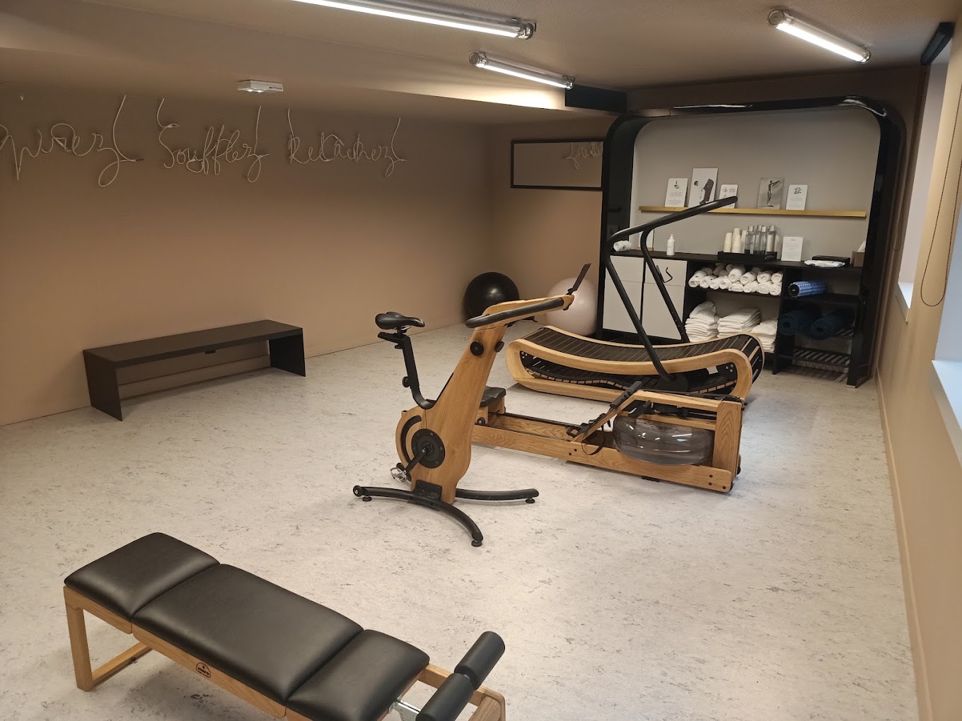 Salle EMS SO STIM Paris 10e : vélo, rameur à eau et espace d'entraînement épuré