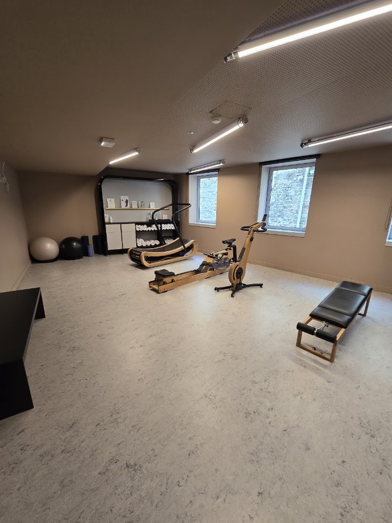 Studio SO STIM Paris 10e Gare de l'Est : espace lumineux avec fenêtres sur rue