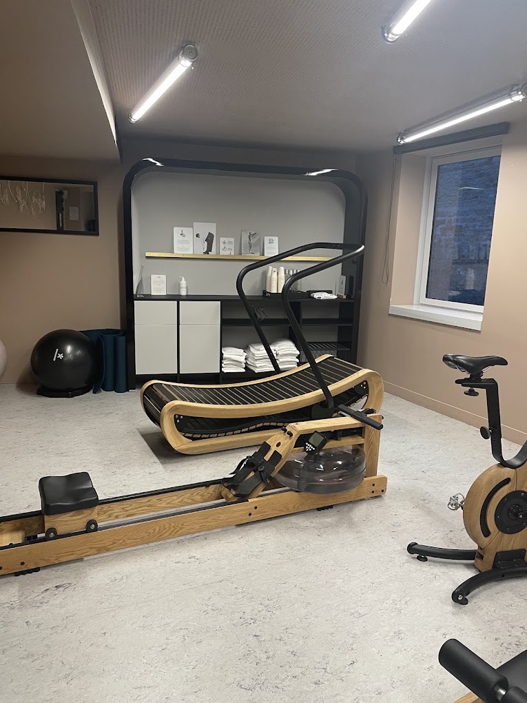 Rameur à eau en bois et vélo du studio SO STIM Paris 10e